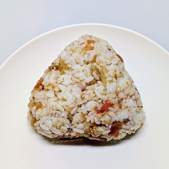 きんぴらごぼうと梅のおにぎり